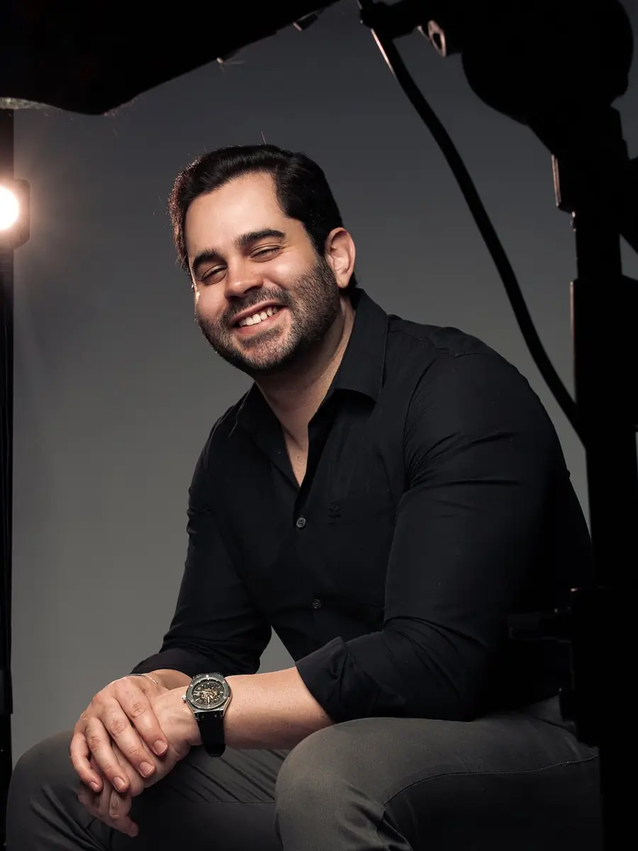 Victor Vieira sorrindo, convite para agendar consulta de nutrição em Caruaru